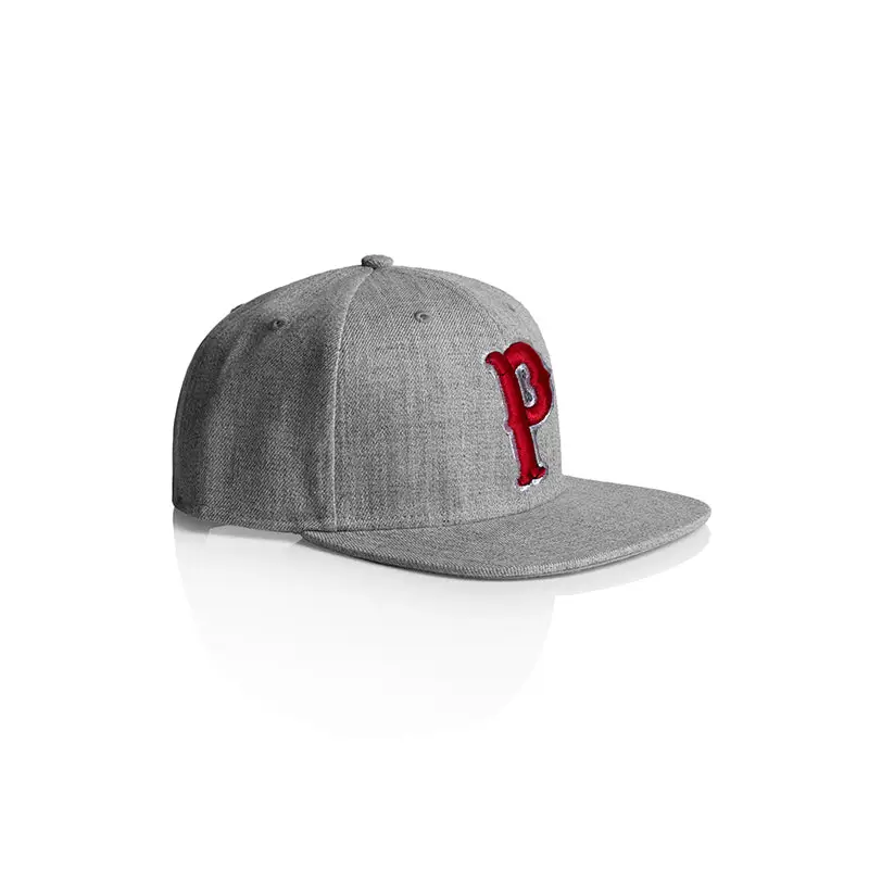 Gray baseball cap with red ’P’.