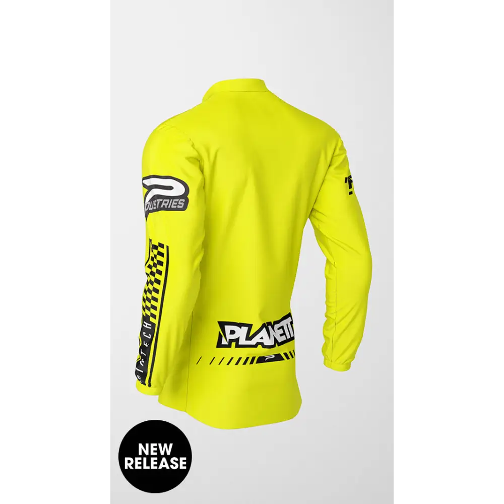 Yellow long-sleeved shirt.