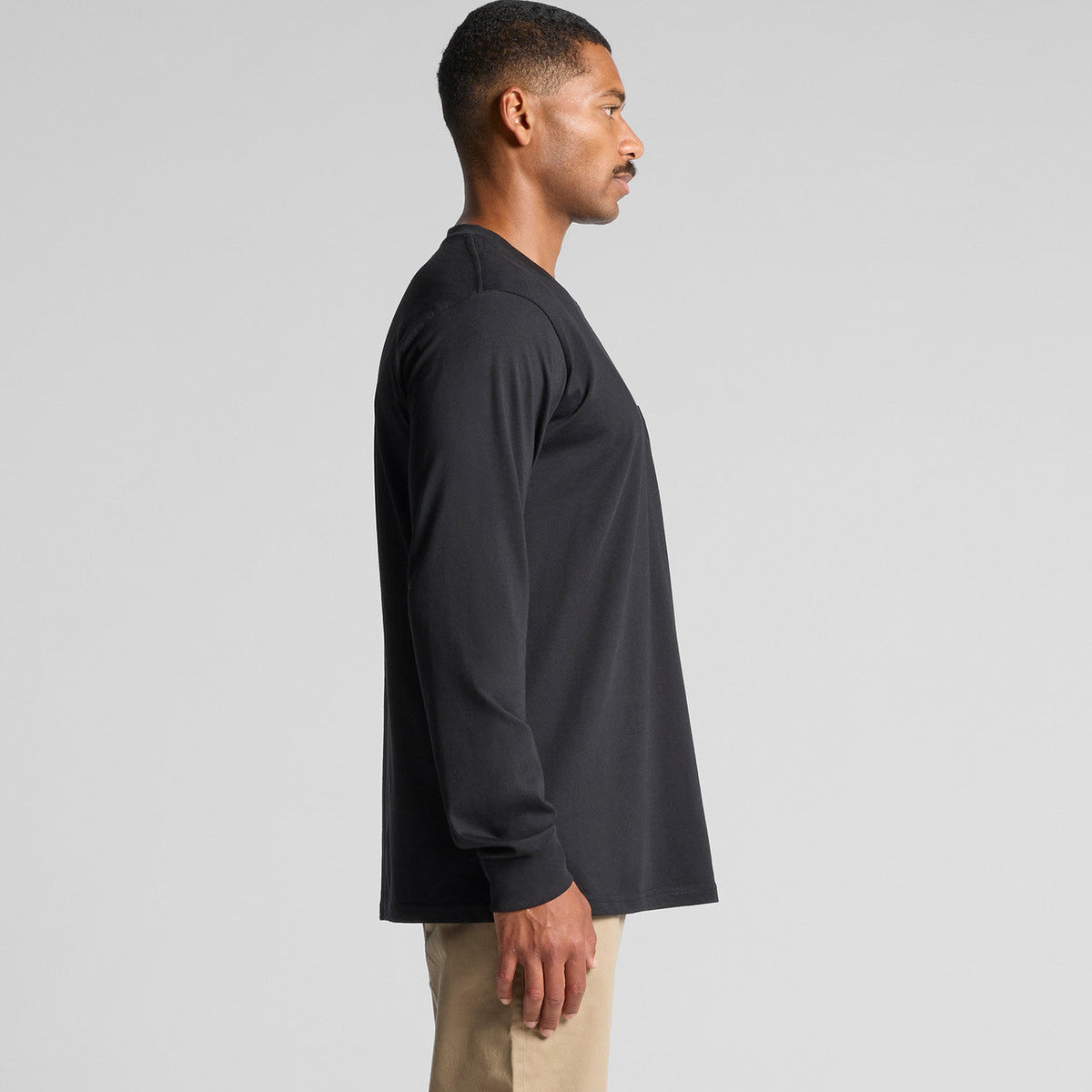 Black long-sleeve t-shirt with ribbed cuffs and hem, made of cotton.