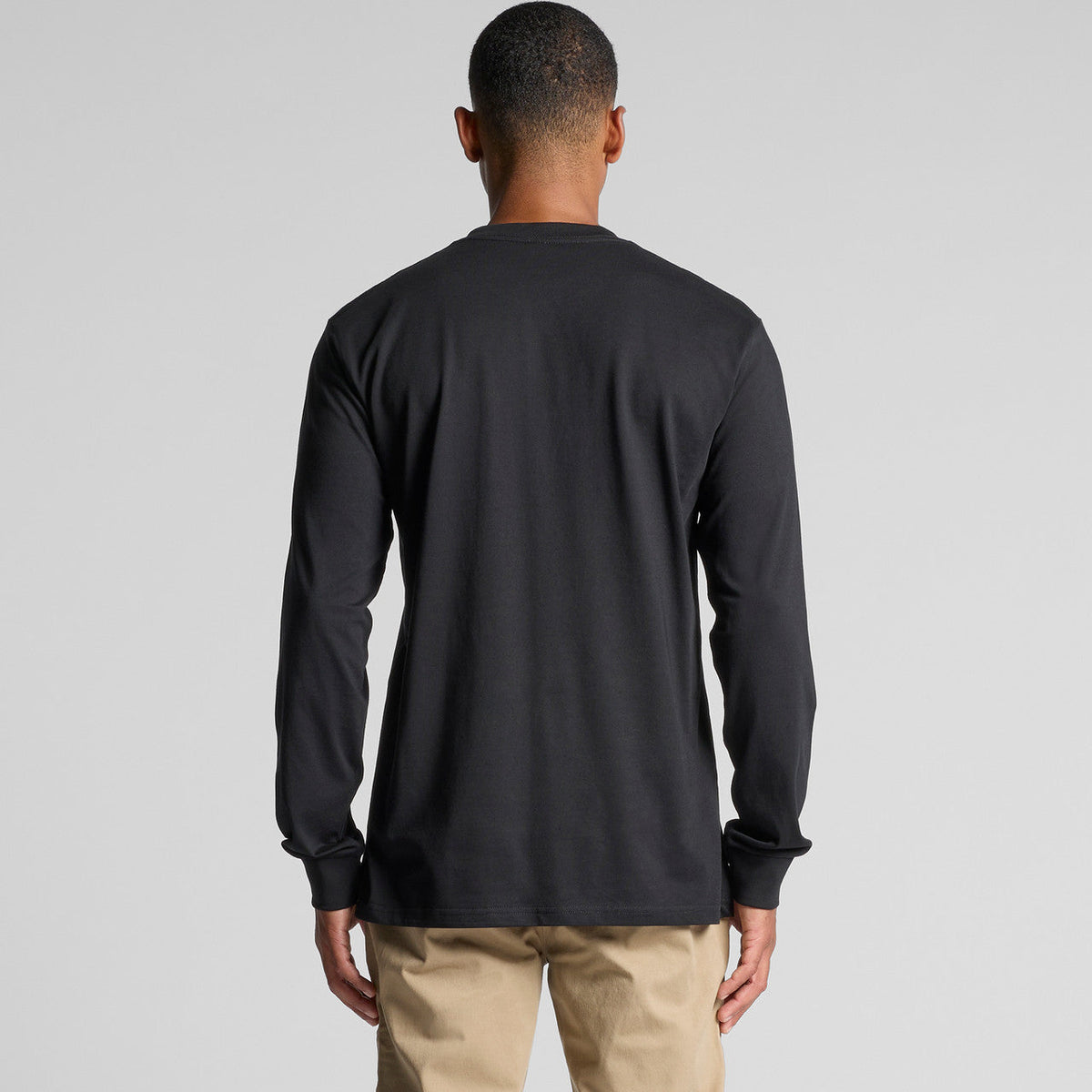 Black long-sleeve t-shirt with ribbed cuffs and hem, made of cotton.