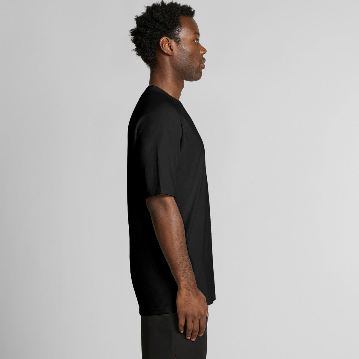 Black short-sleeved t-shirt with ribbed neckline and cuffs, made of cotton.