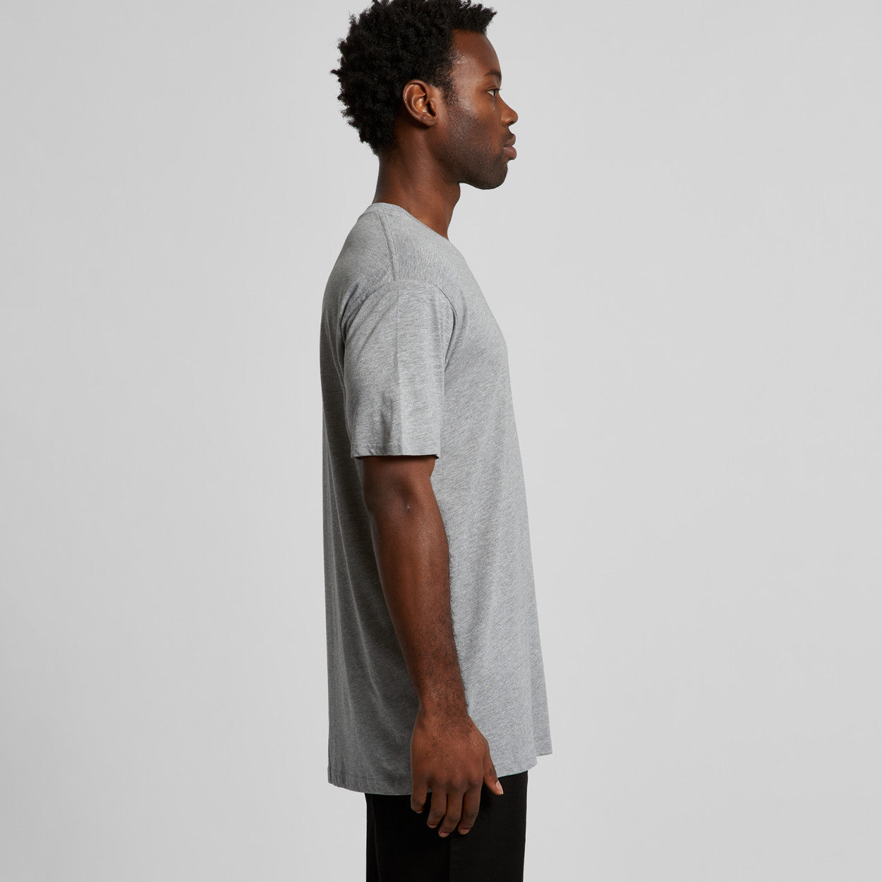 Grey short-sleeved t-shirt with ribbed neckline and cuffs, made of cotton.