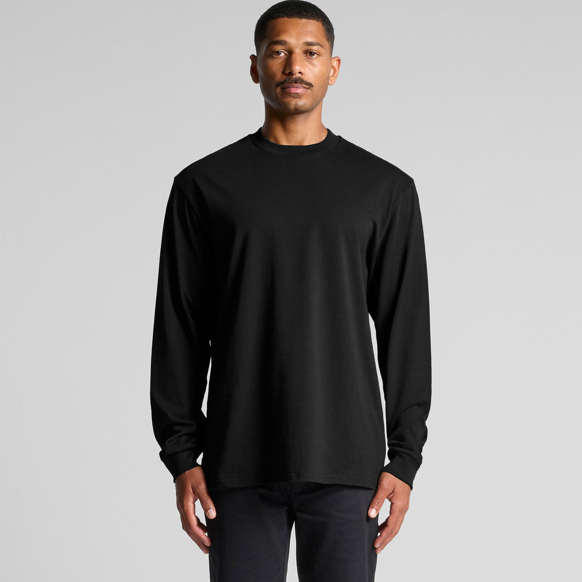 Black long-sleeve crew neck t-shirt with ribbed cuffs and hem, made of soft cotton.