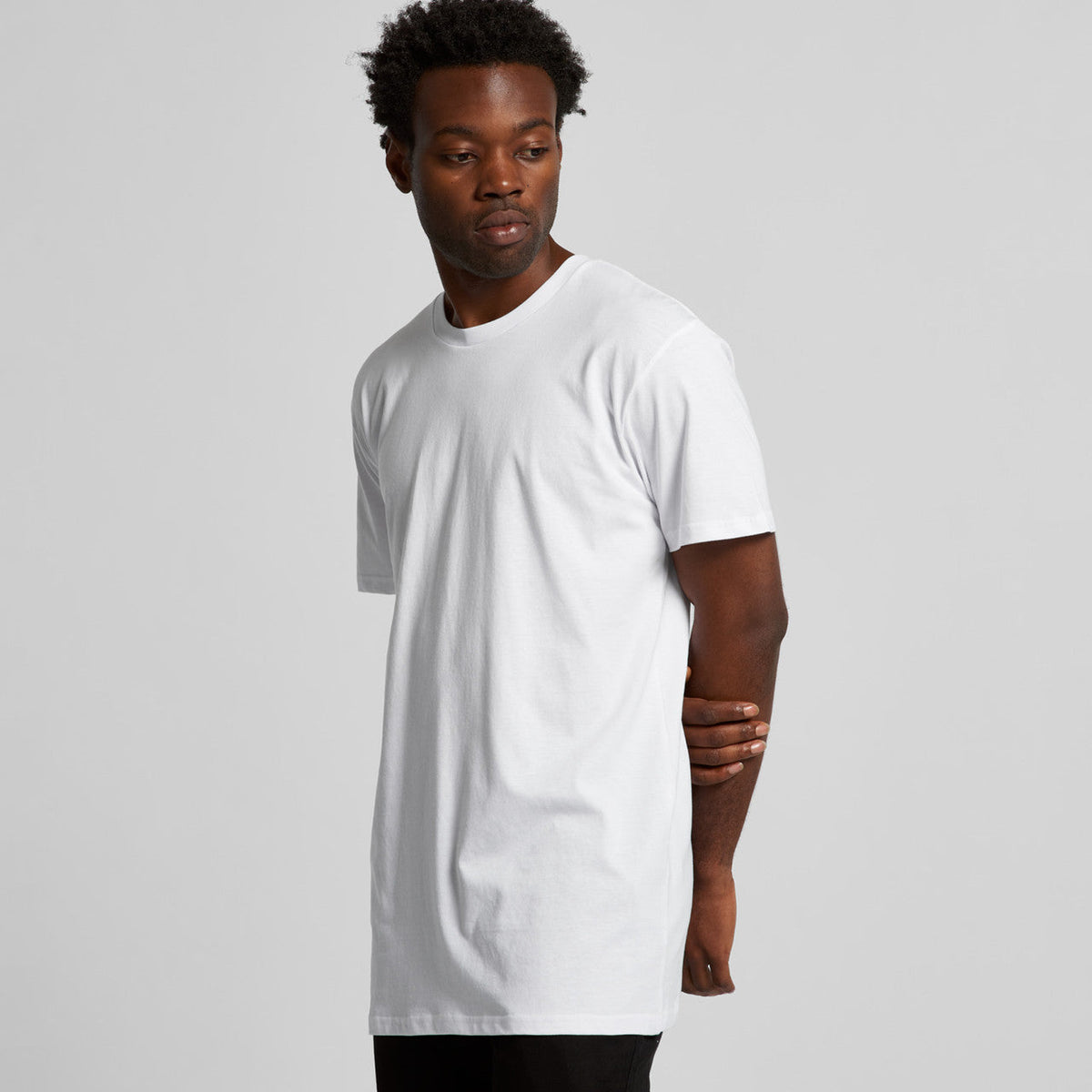 White longline t-shirt with crew neck and short sleeves, made of cotton.