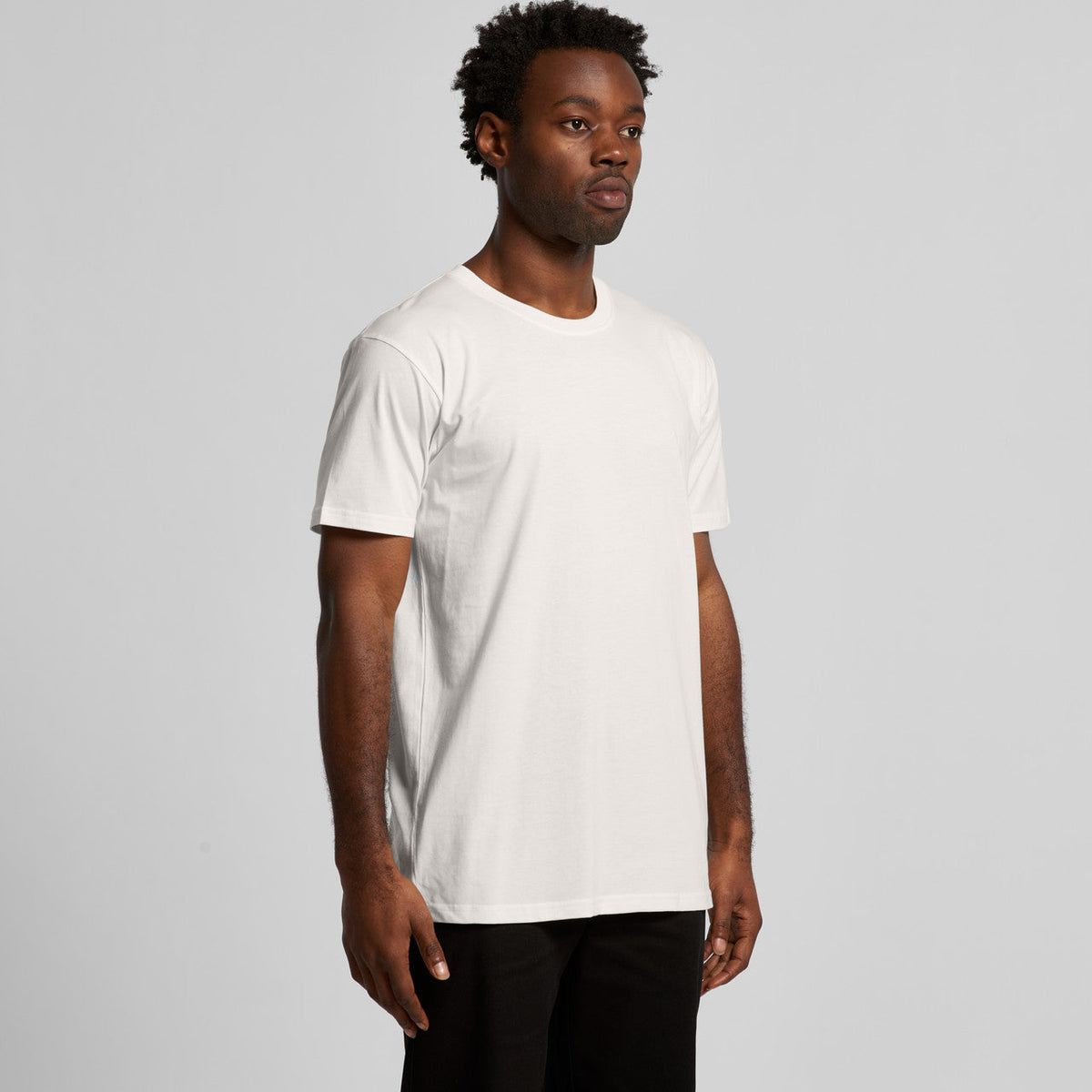 White crew neck t-shirt with short sleeves and ribbed cuffs, made of cotton.