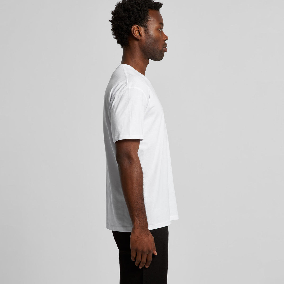 White crew neck t-shirt with short sleeves and ribbed neckline, made of cotton.