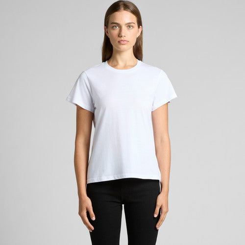 White t-shirt with short sleeves and crew neck, made of cotton.