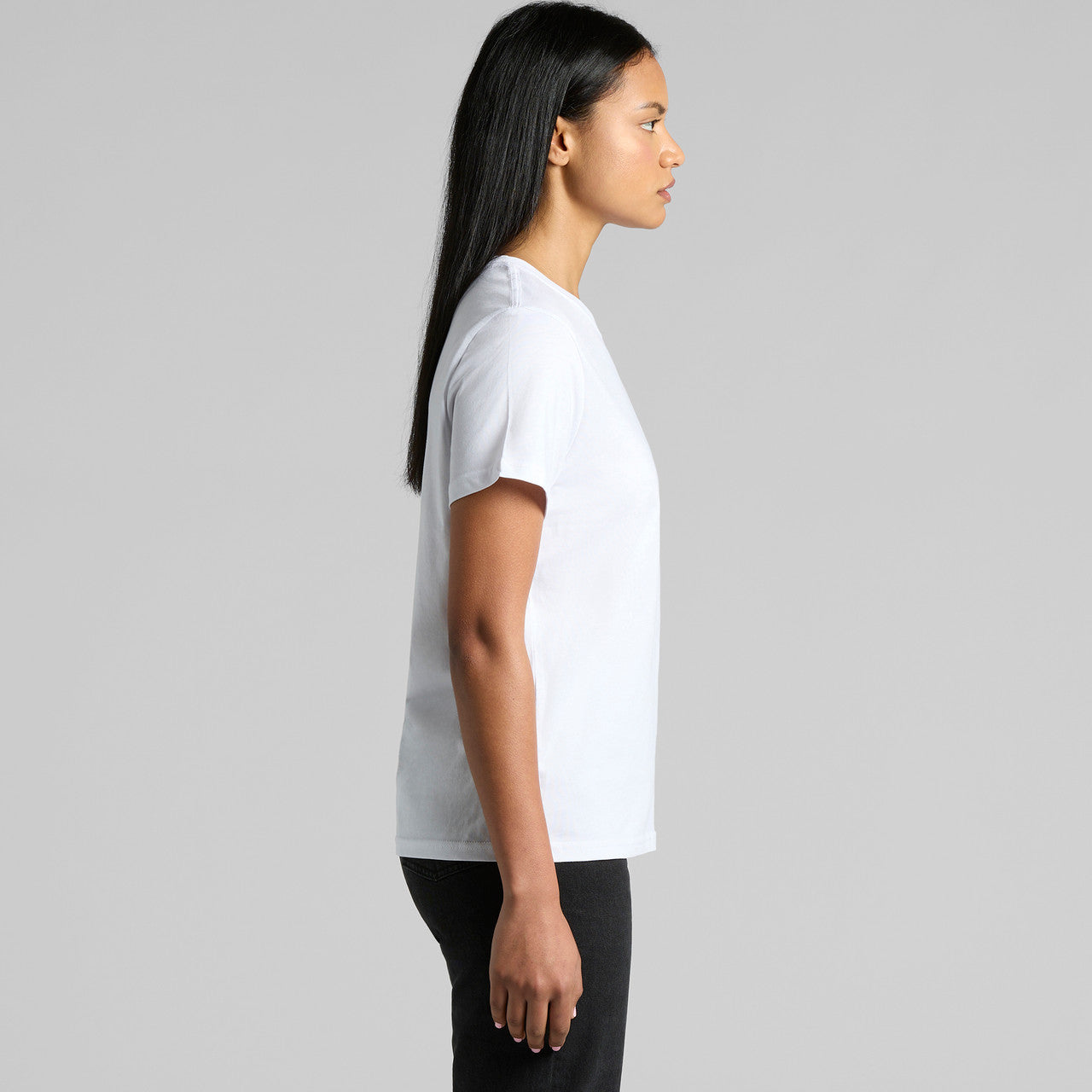 White crew neck t-shirt with short sleeves and ribbed cuffs, made of cotton.