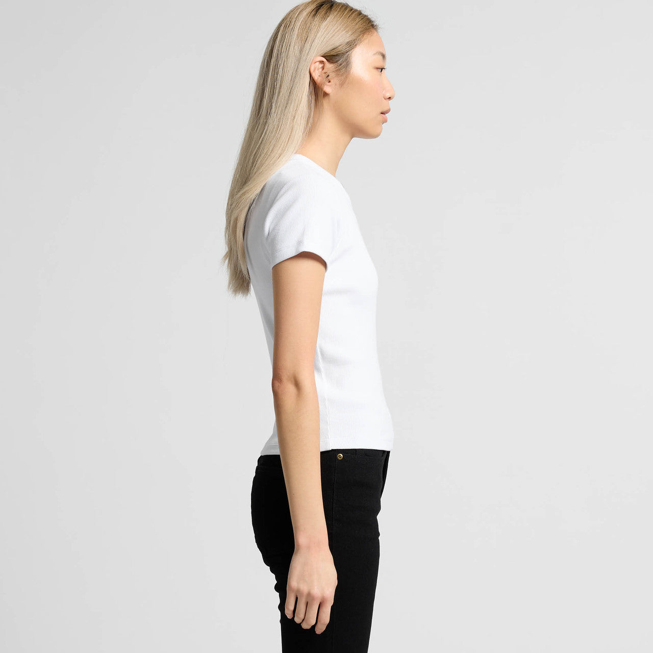 White t-shirt with short sleeves and black jeans.