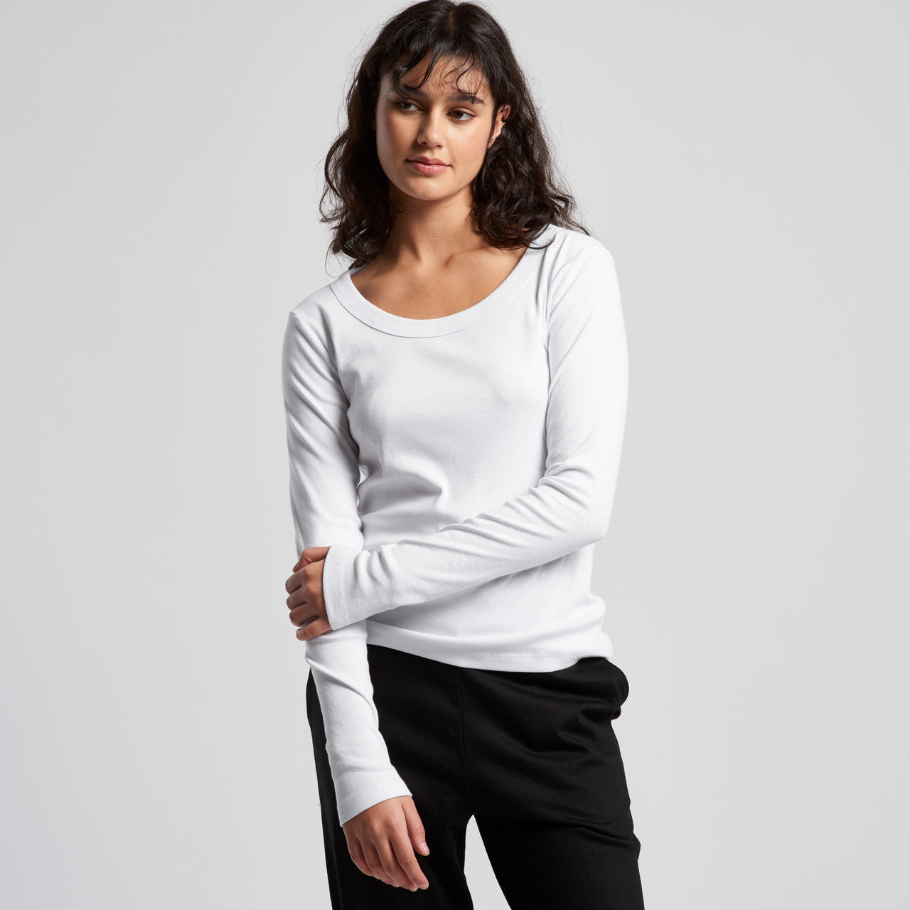 White long-sleeved scoop neck t-shirt with ribbed cuffs and hem, made of soft cotton.