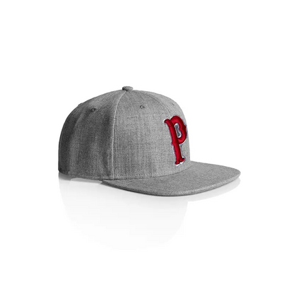 Gray baseball cap with red ’P’.