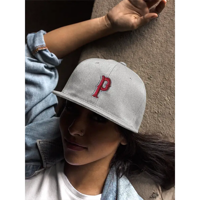 Gray baseball cap with red ’P’.
