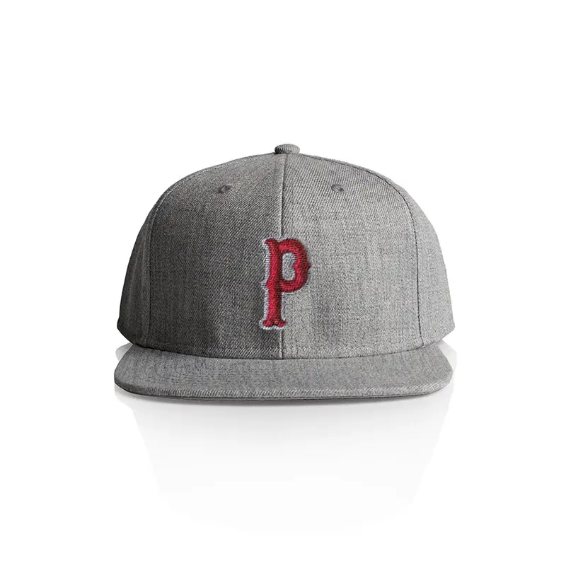 Gray baseball cap with red ’P’.