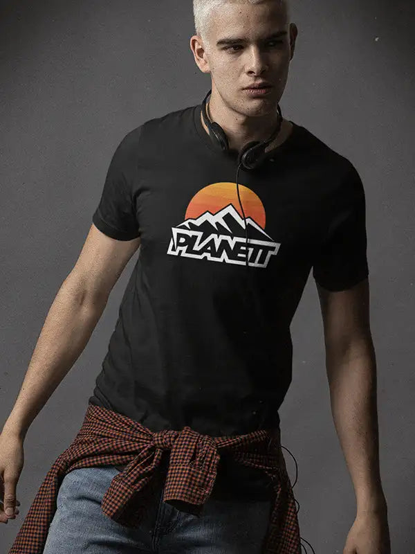 Black short-sleeved t-shirt featuring a retro-style graphic of orange and yellow sun setting behind white mountain peaks with the word ’planett’ in bold, stylized lettering.