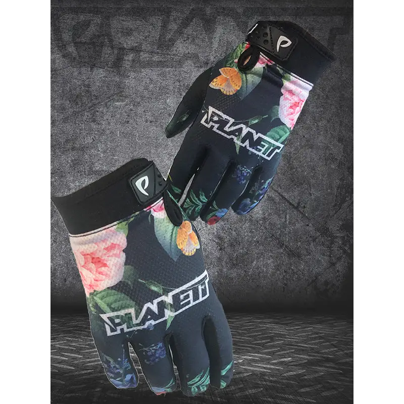 Floral-patterned cycling gloves.