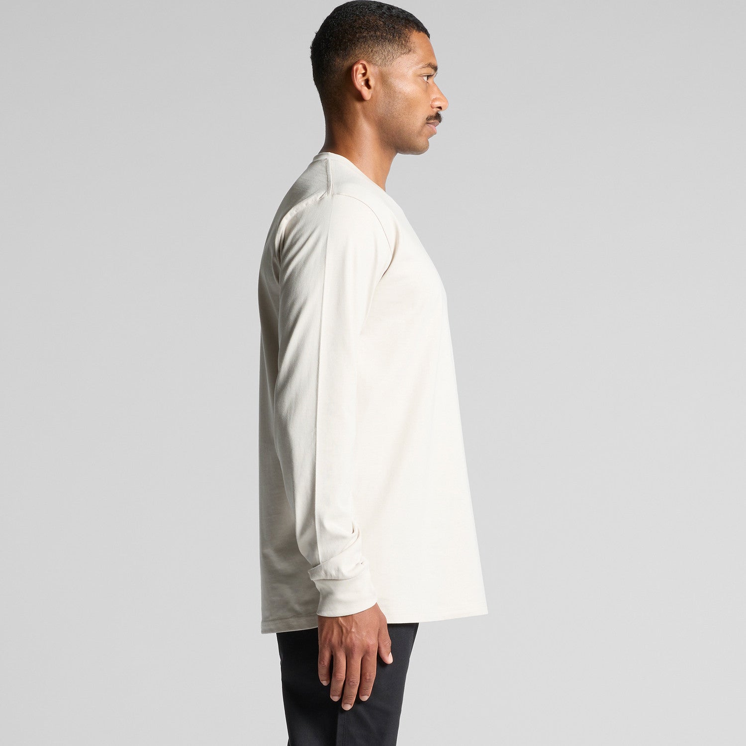 White long-sleeved crew neck t-shirt with ribbed cuffs and hem, made of cotton.