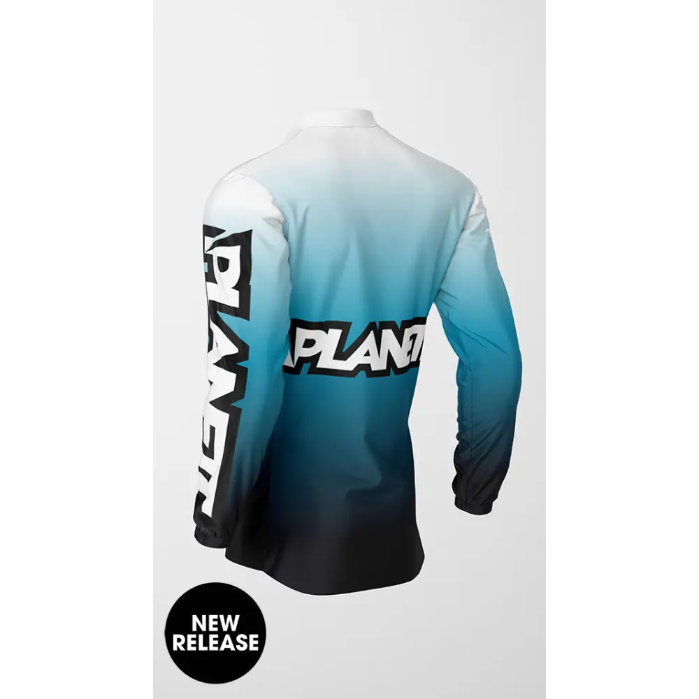 Long-sleeved gradient shirt.