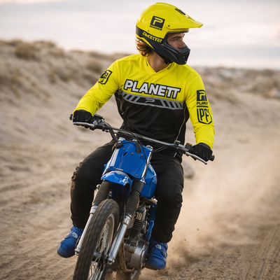 Bright yellow helmet with black visor and ’planett’ branding.