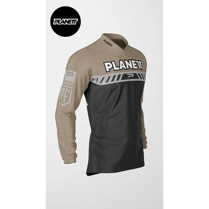 Long-sleeved, two-tone jersey.