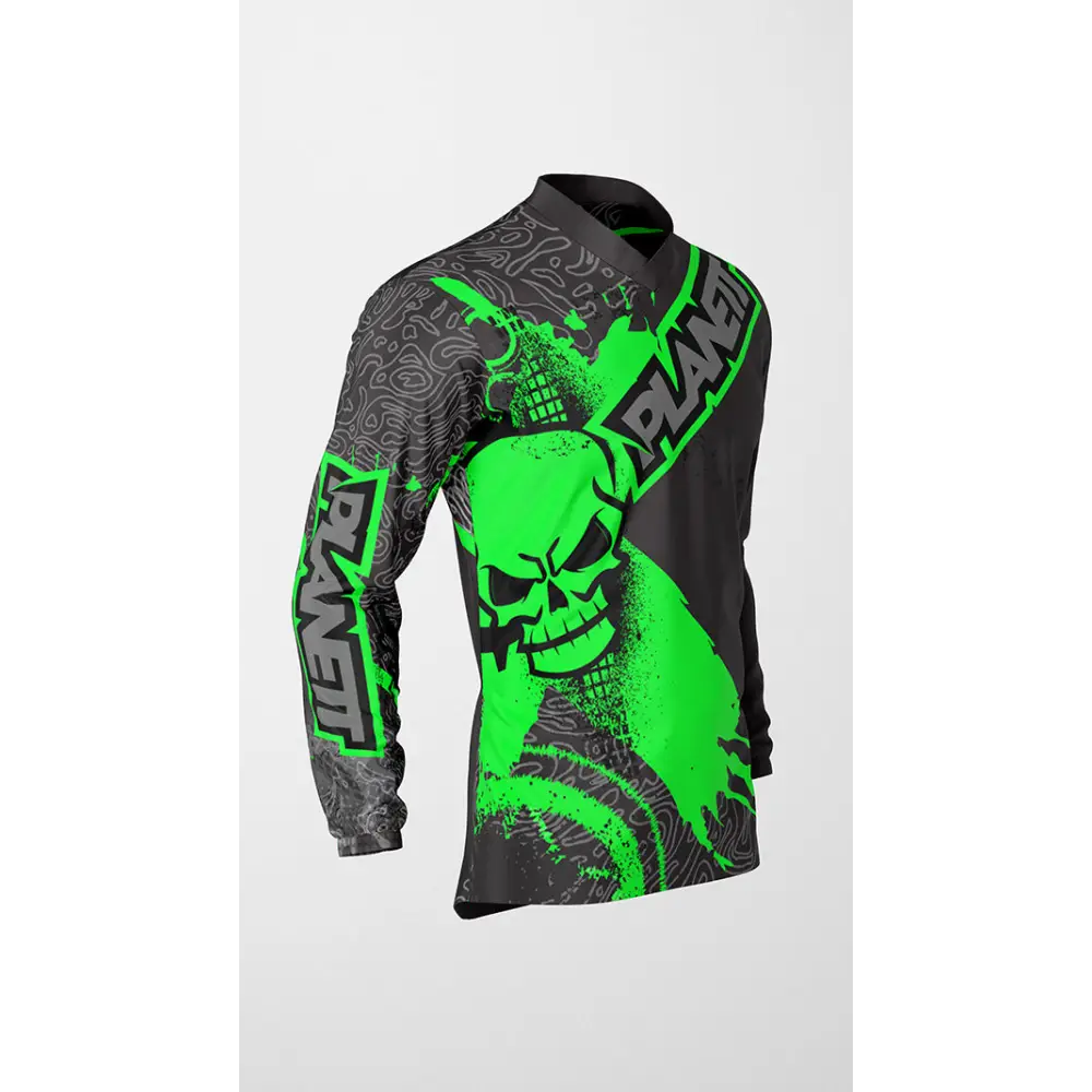 Long-sleeved shirt with skull design.