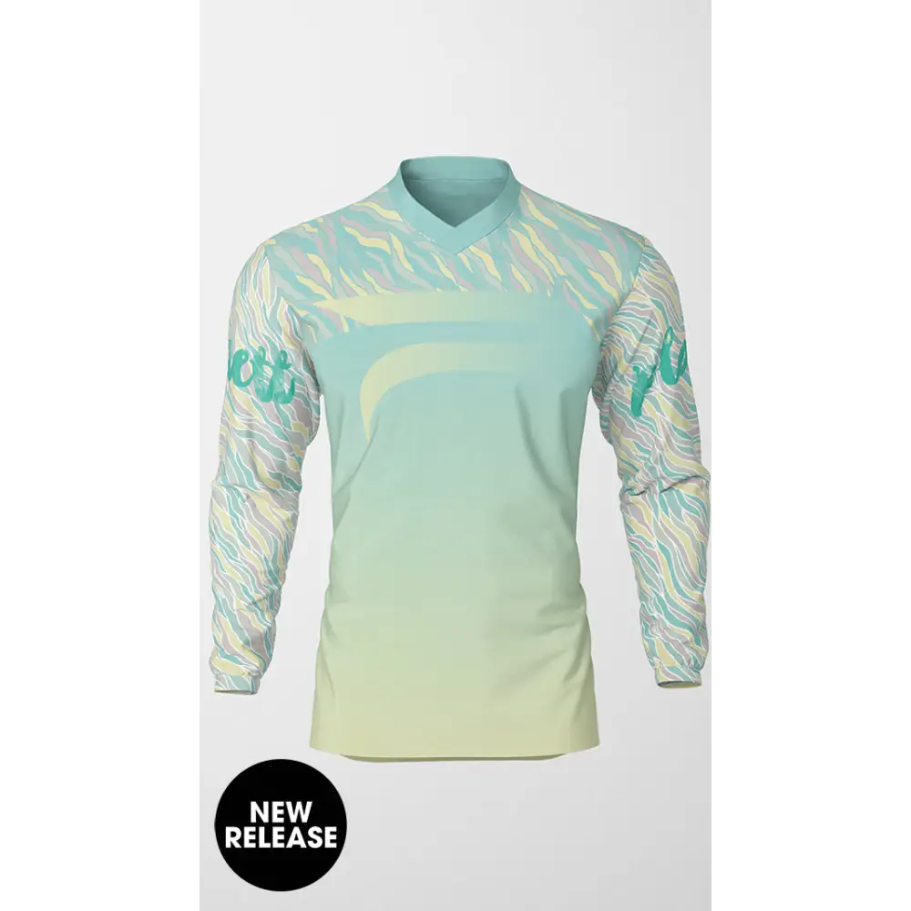 Long-sleeved, patterned jersey.