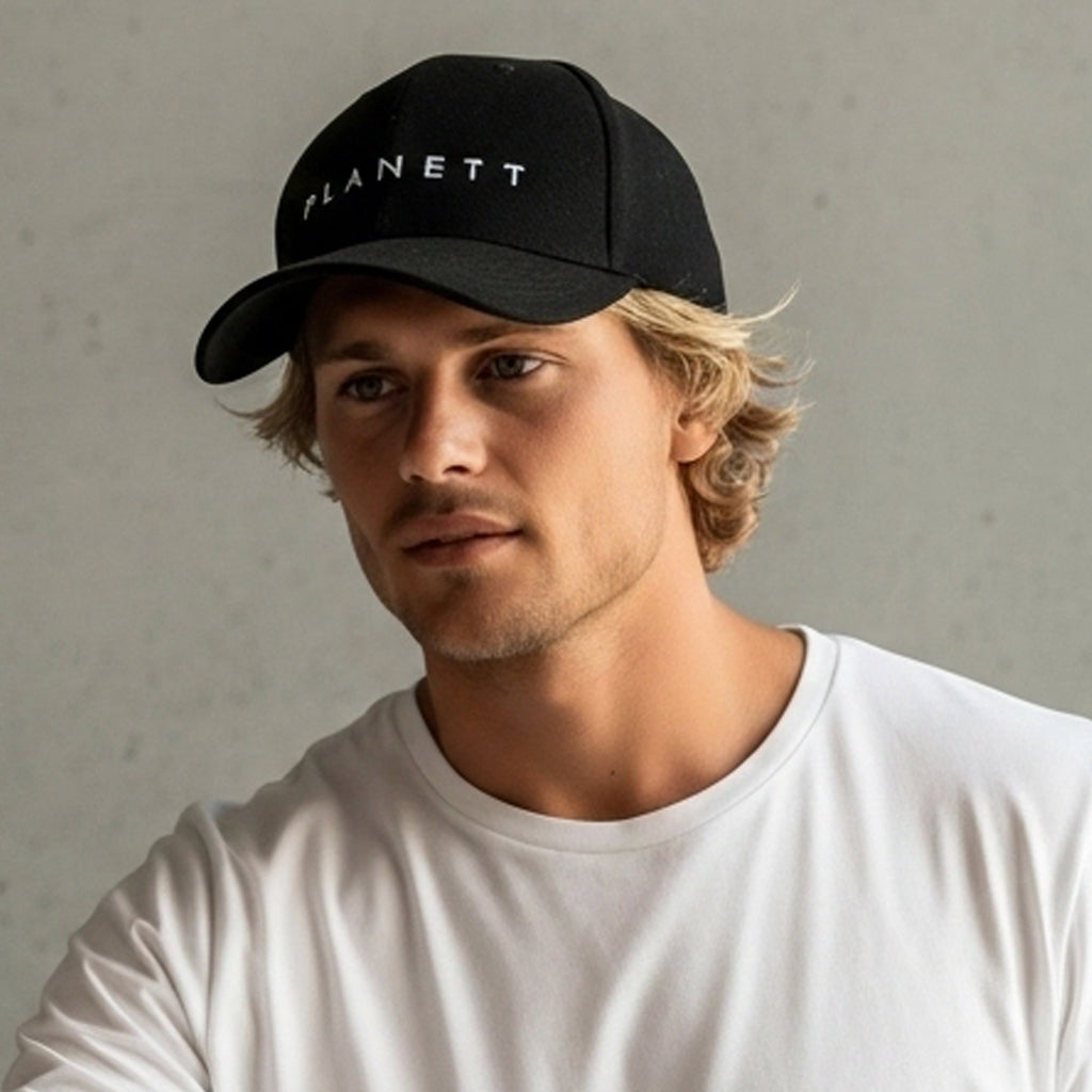 Black baseball cap with ’planett’ logo in white, cotton material.