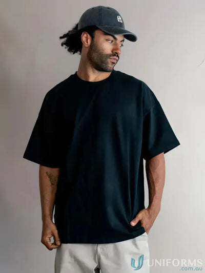 Black oversized t-shirt with a ribbed neckline and short sleeves, made of cotton.