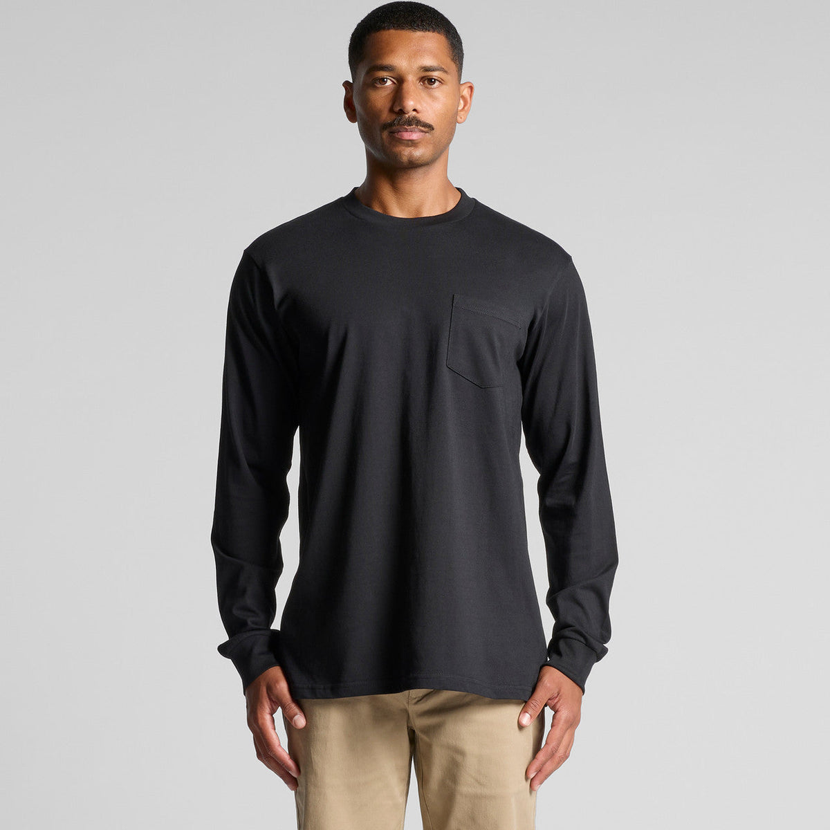 Charcoal gray long-sleeved t-shirt with chest pocket and ribbed neckline, made of cotton blend.
