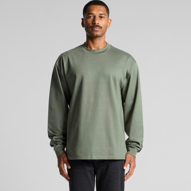 Olive green long-sleeved crew neck t-shirt with ribbed cuffs and hem, made of cotton.