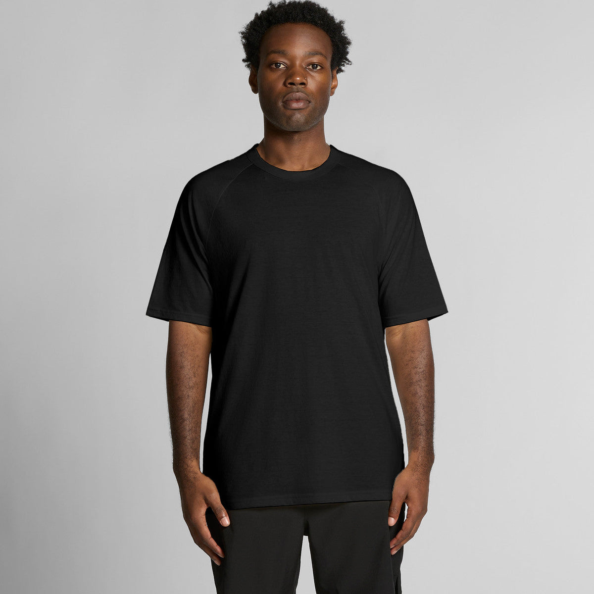 Black crew neck t-shirt with short sleeves and ribbed cuffs, made of cotton.
