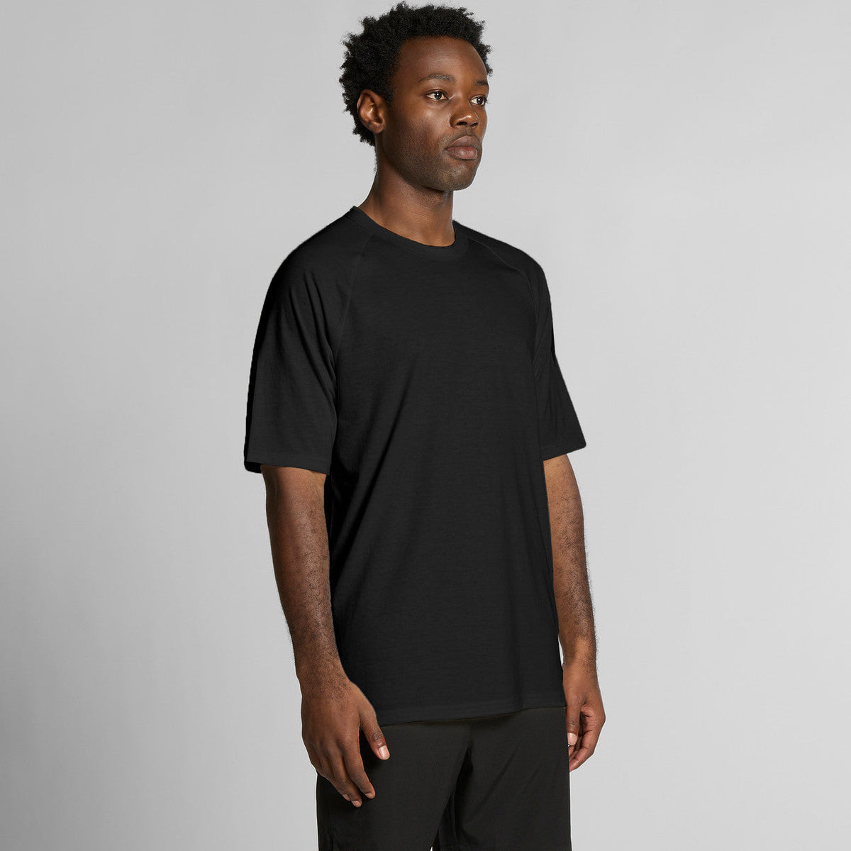Black crew neck t-shirt with short sleeves and ribbed cuffs, made of cotton.