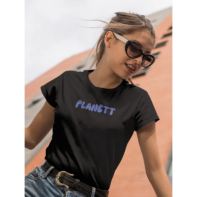 Black t-shirt with ’PLANETT’ text.