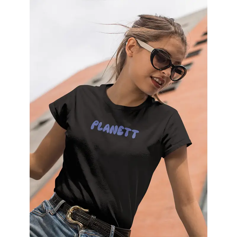 Black t-shirt with ’PLANETT’ text.
