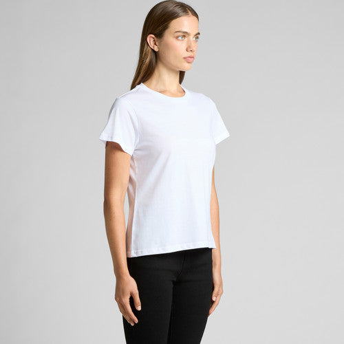 White t-shirt with short sleeves and crew neck, made of cotton.