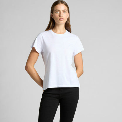 White t-shirt with short sleeves and a crew neck, made of cotton.