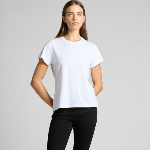 White t-shirt with short sleeves and a crew neck, made of cotton.
