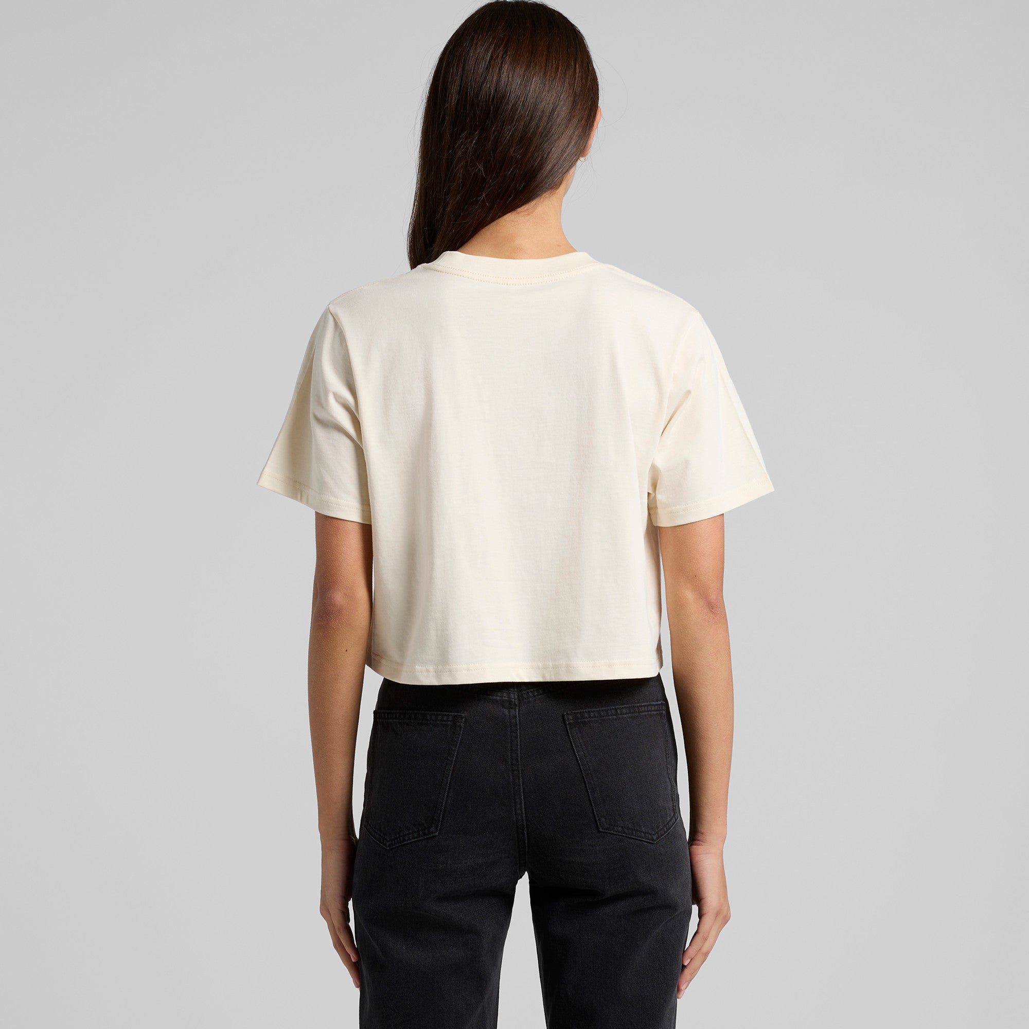 Cream cropped t-shirt with short sleeves and a relaxed fit.