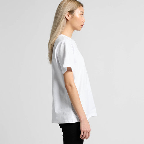 White plain t-shirt with short sleeves and crew neck.