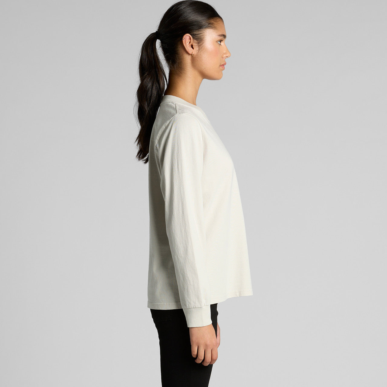 Cream long-sleeved sweatshirt with ribbed cuffs and hem, made of soft cotton