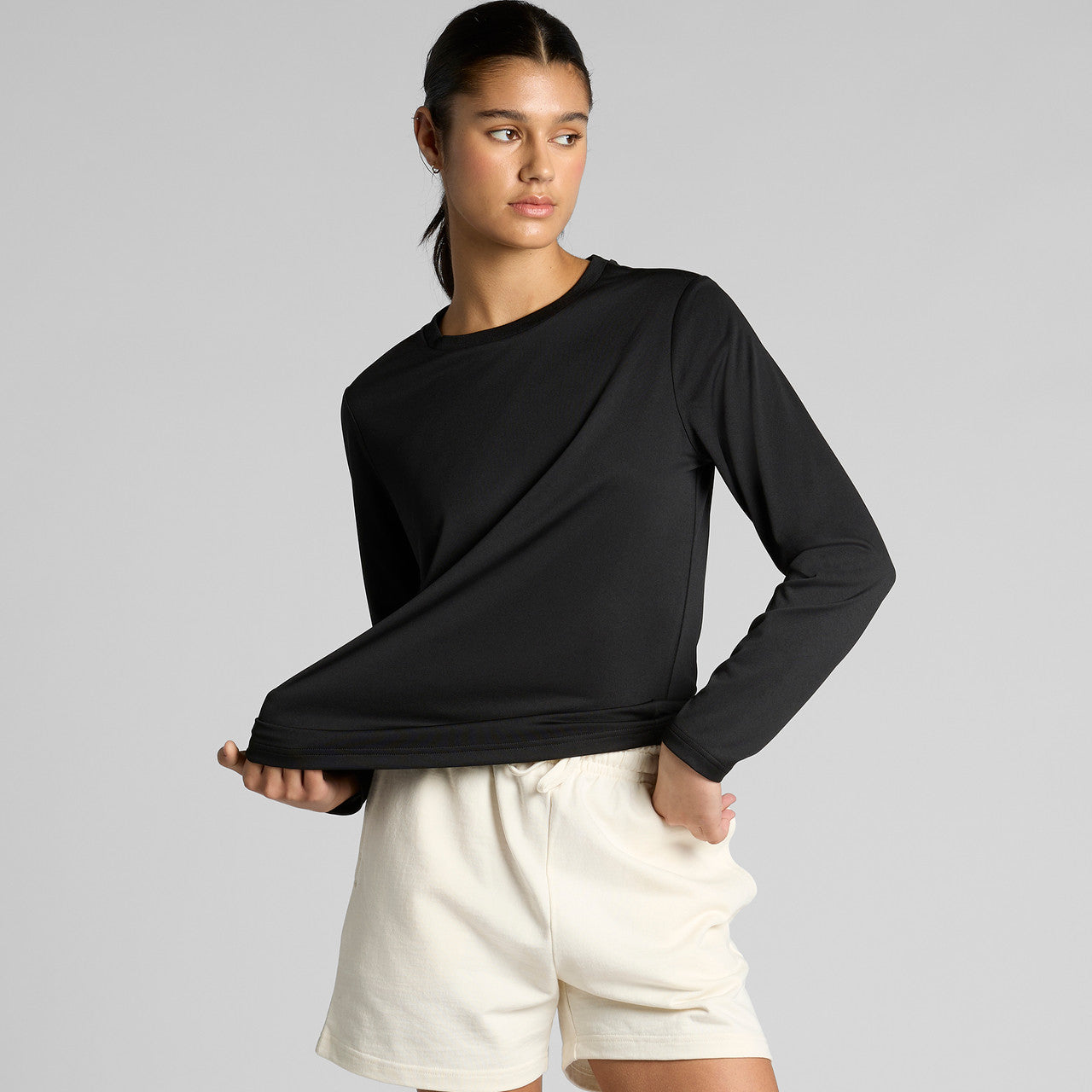 Black long-sleeve crew neck t-shirt with ribbed cuffs and hem, made of soft cotton jersey.