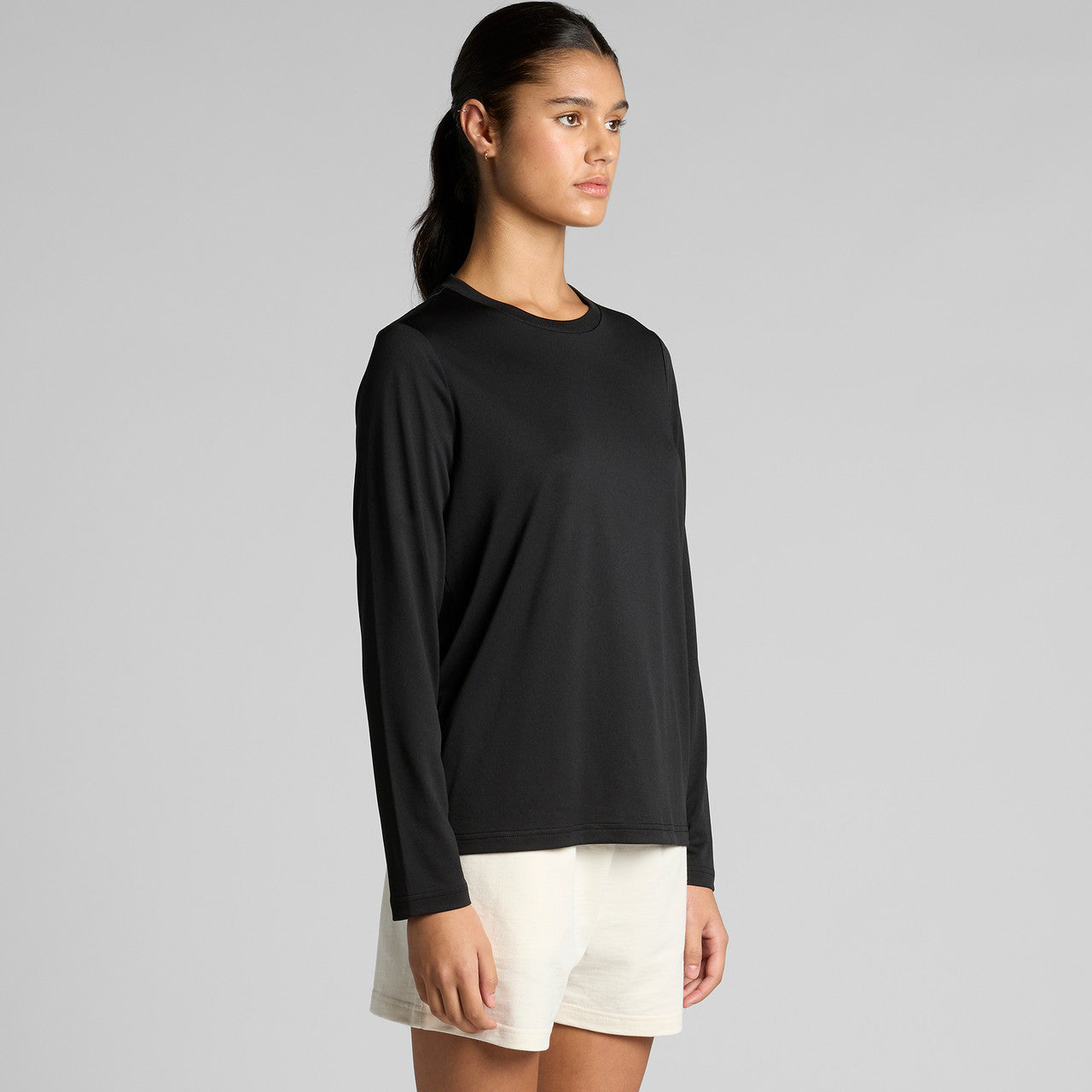 Black long-sleeved crew neck t-shirt with ribbed cuffs and hem, made of stretchy fabric.