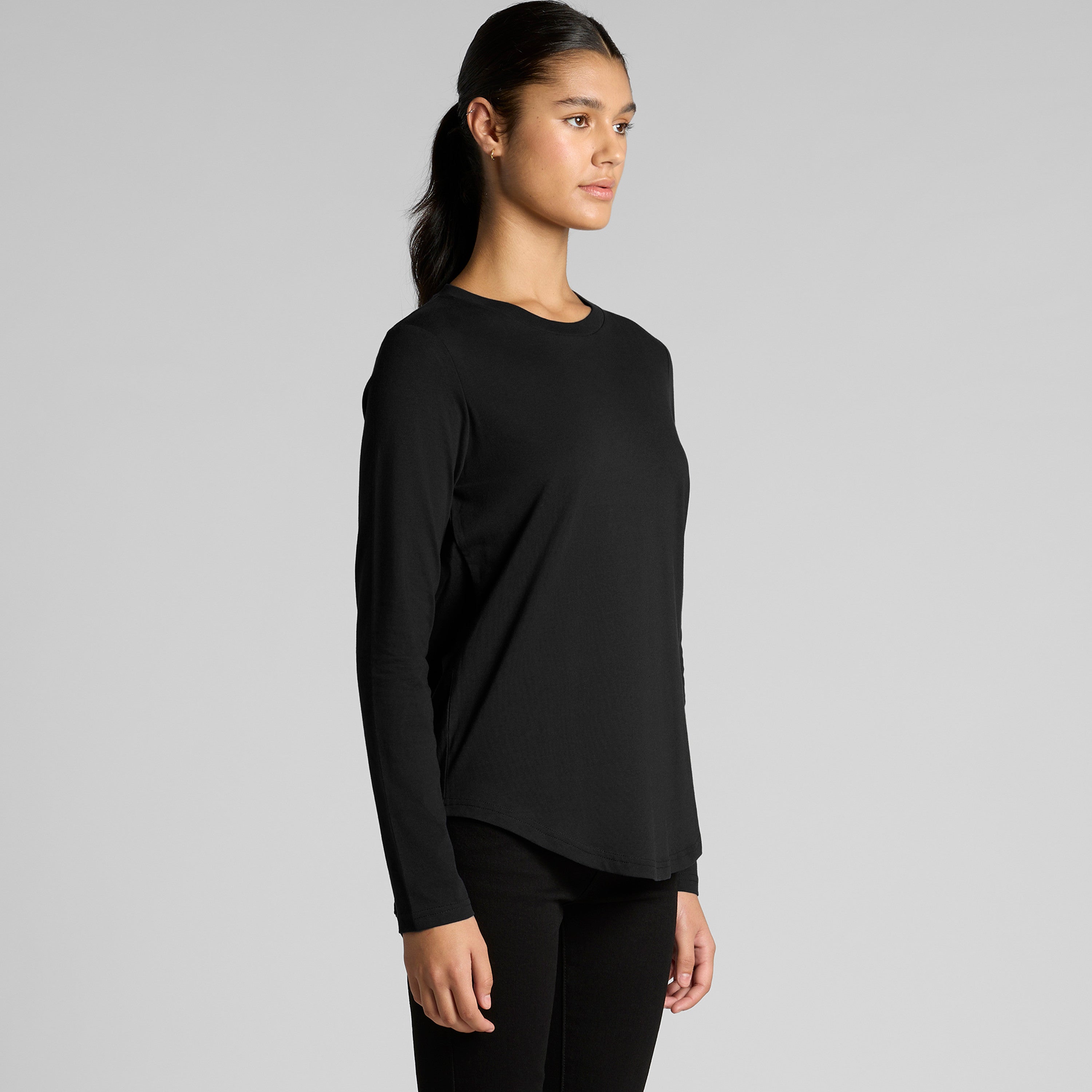 Black long-sleeved t-shirt with a relaxed fit and rounded neckline, made of soft cotton.