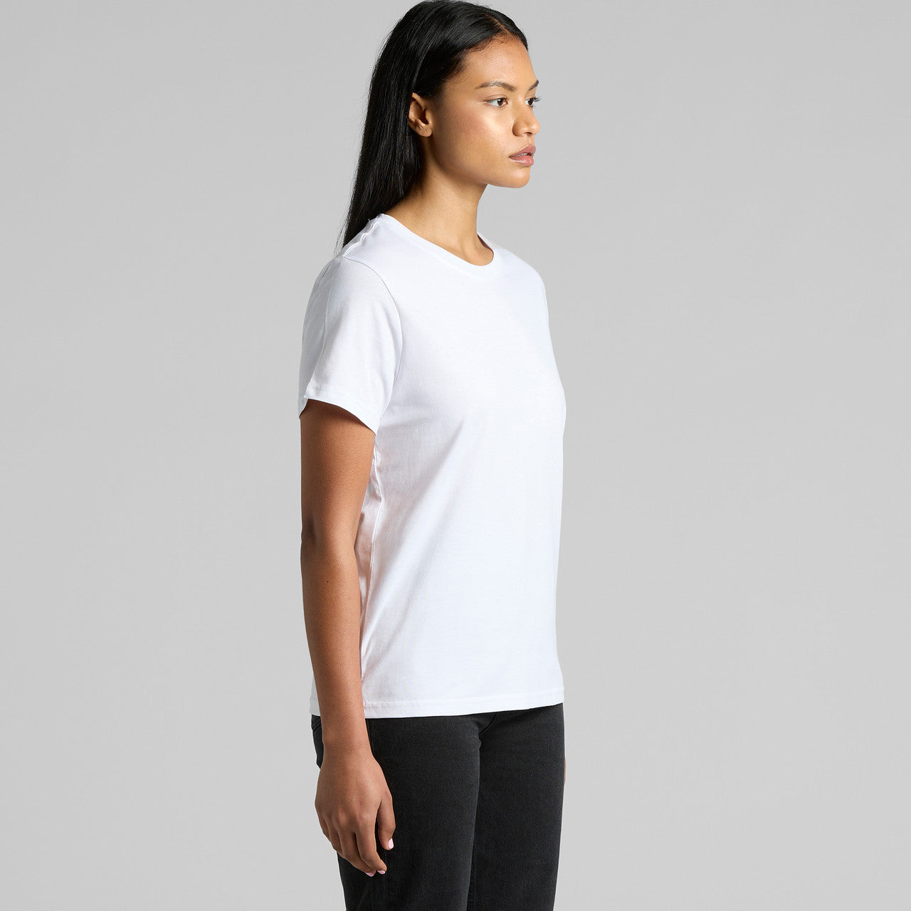 White crew neck t-shirt with short sleeves and ribbed cuffs, made of cotton.