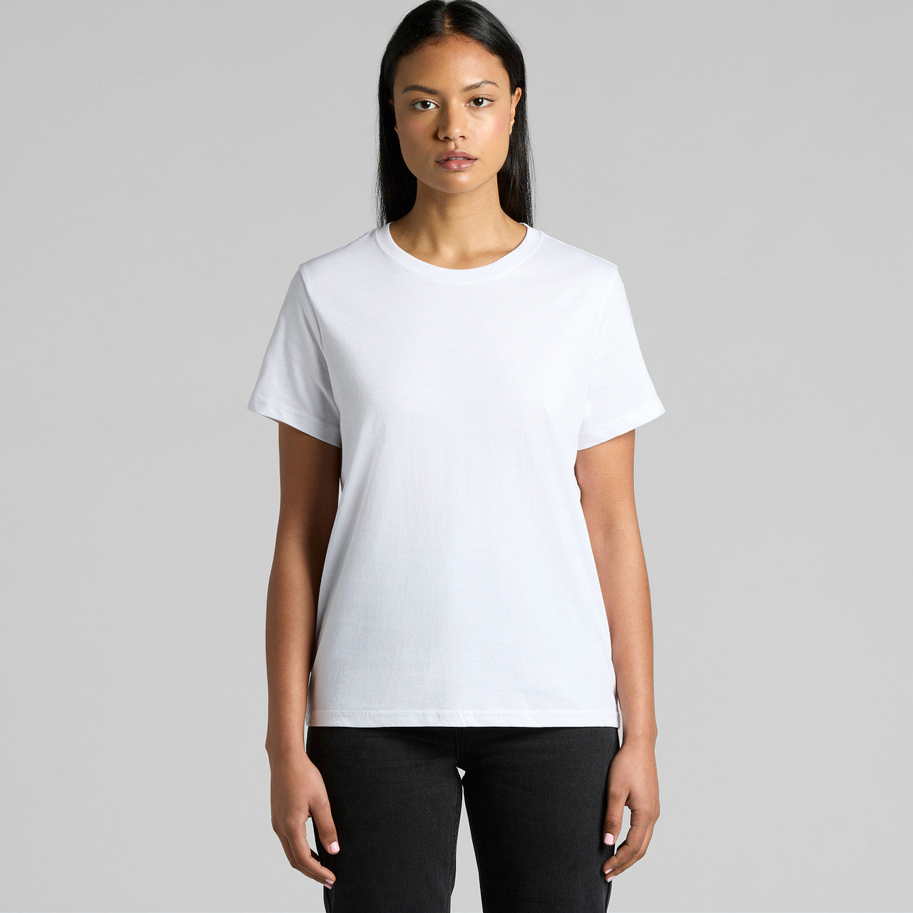 White crew neck t-shirt with short sleeves and ribbed hem, made of cotton.