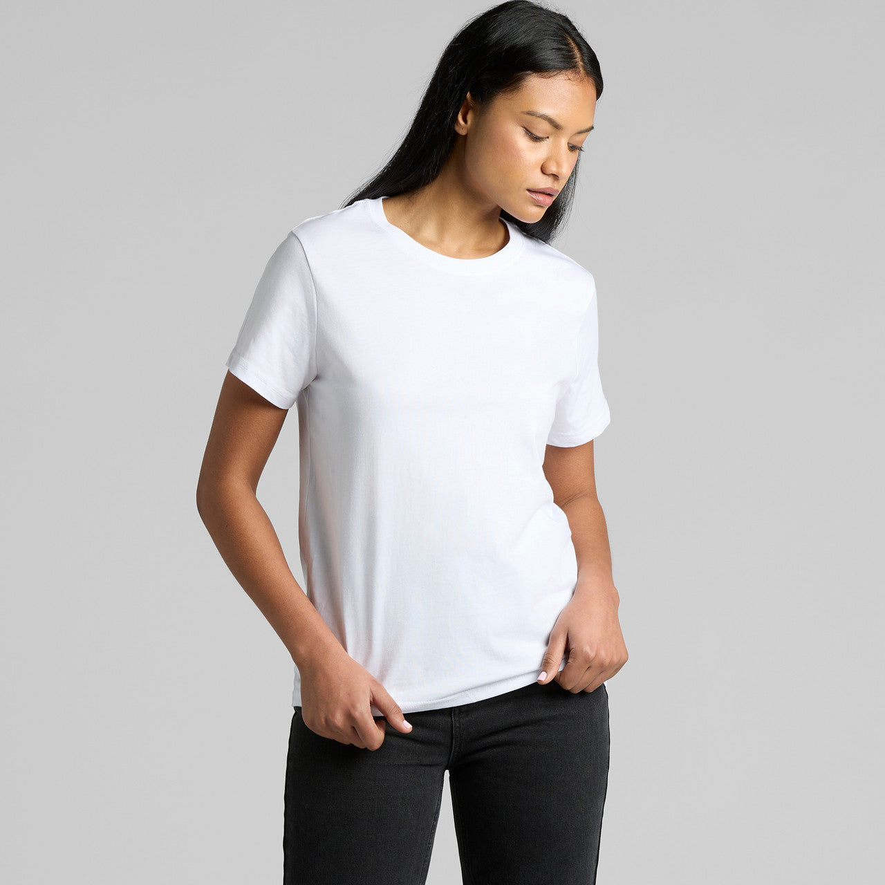 White t-shirt with short sleeves and crew neck, made of cotton.