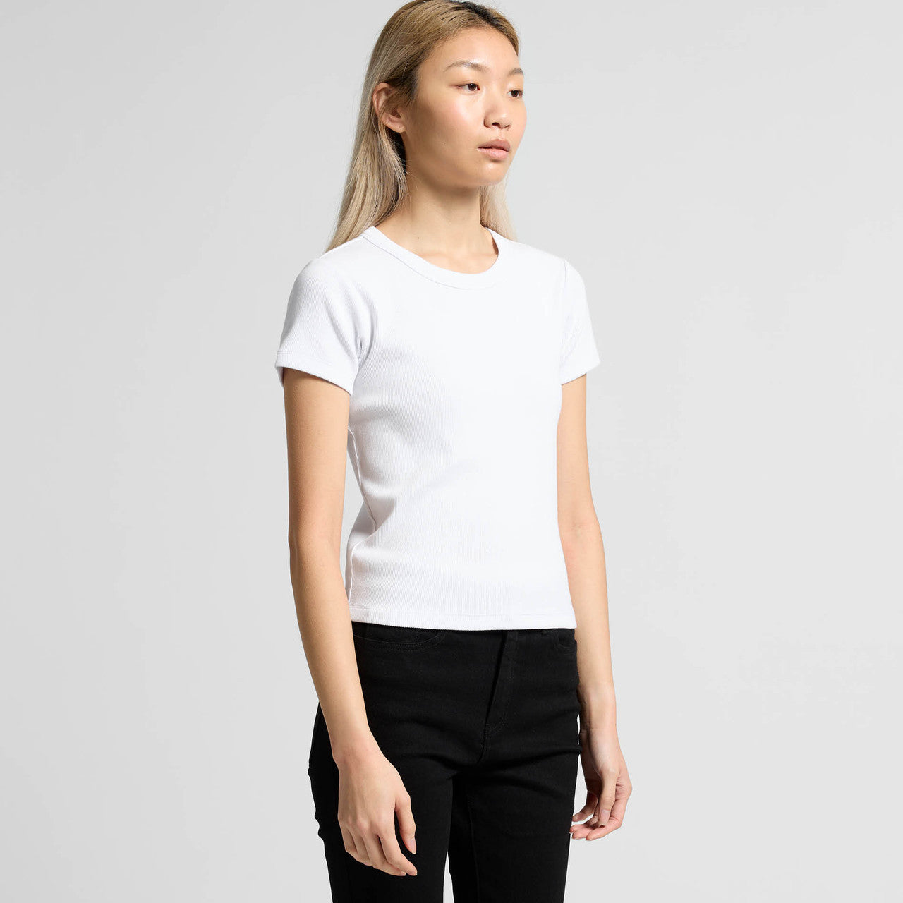 White crew neck t-shirt with short sleeves and ribbed cuffs, made of cotton.