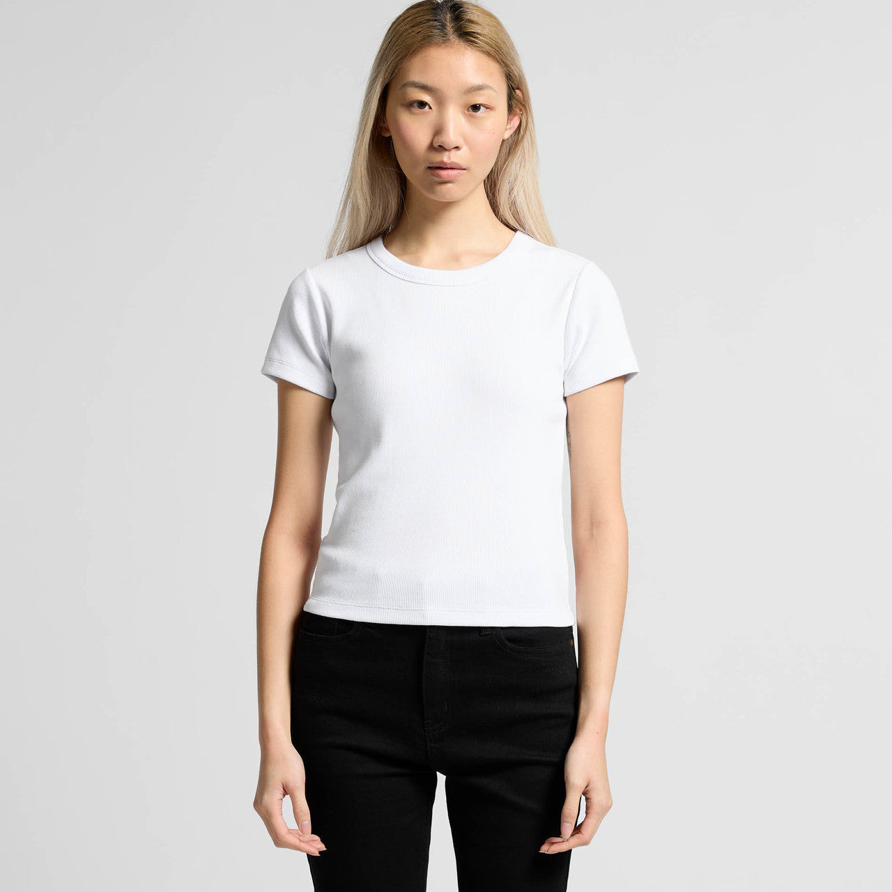 White t-shirt with short sleeves and crew neck, made of cotton.