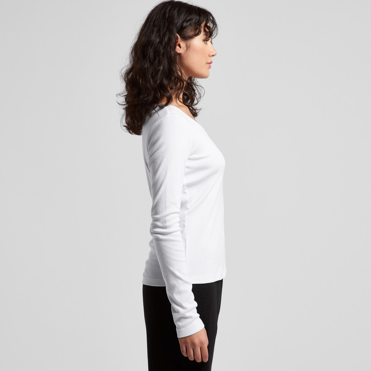 White long-sleeved t-shirt with ribbed cuffs and hem, made of cotton.