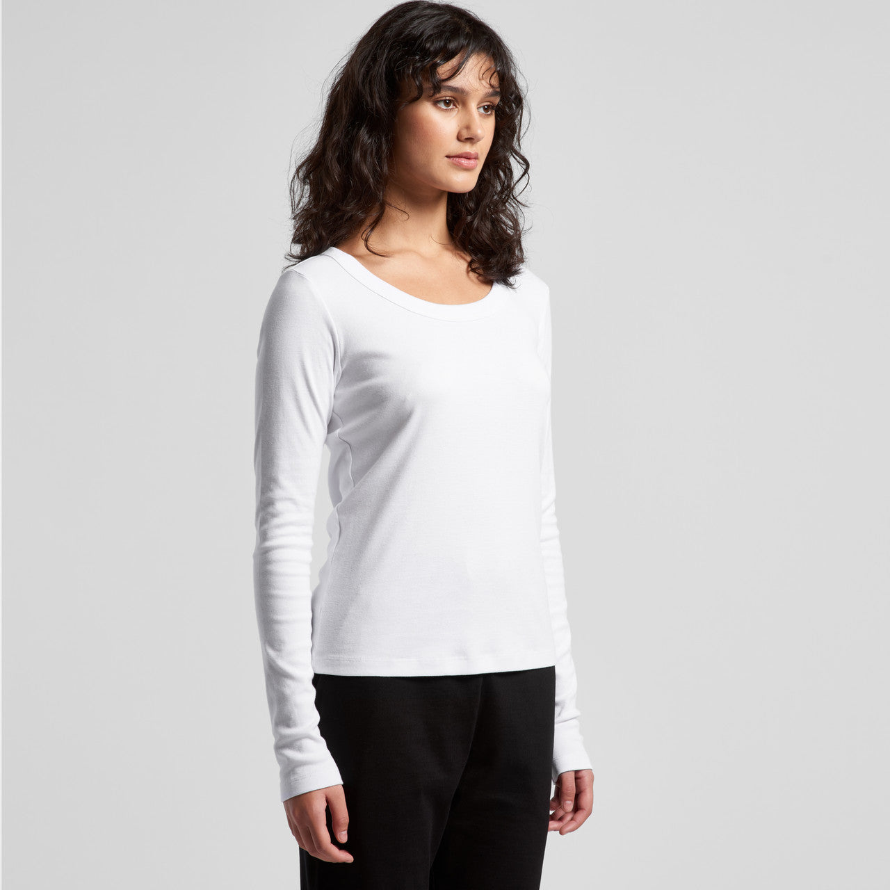 White long-sleeved scoop neck t-shirt with ribbed cuffs and hem, made of soft cotton.