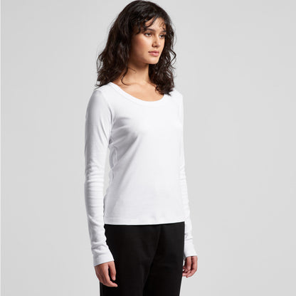 White long-sleeved scoop neck t-shirt with ribbed cuffs and hem, made of soft cotton.